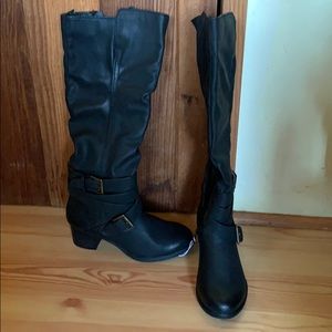 Mossimo black side zip boots with buckle detail